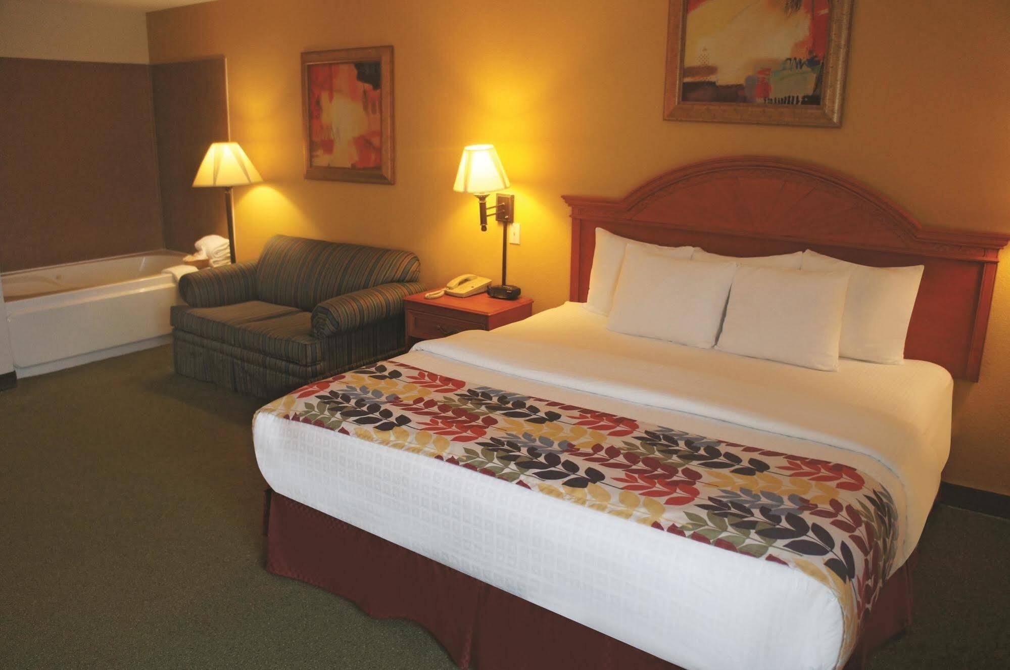 Hotel La Quinta By Wyndham Springfield Airport Plaza Exterior foto